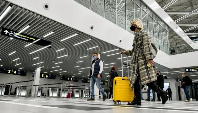 Кулеба поручил дипломатам приложить усилия, чтобы оставить для украинцев открытыми границы
