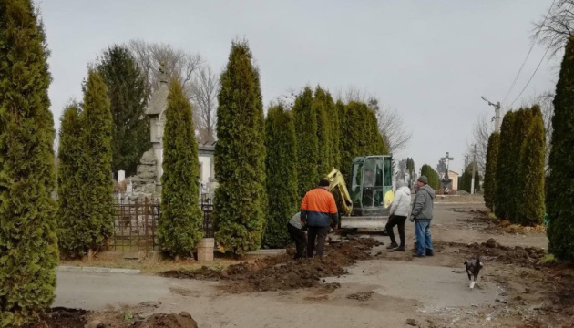 В Черновцах на старых кладбищах обустраивают аллеи, которые посещают туристы
