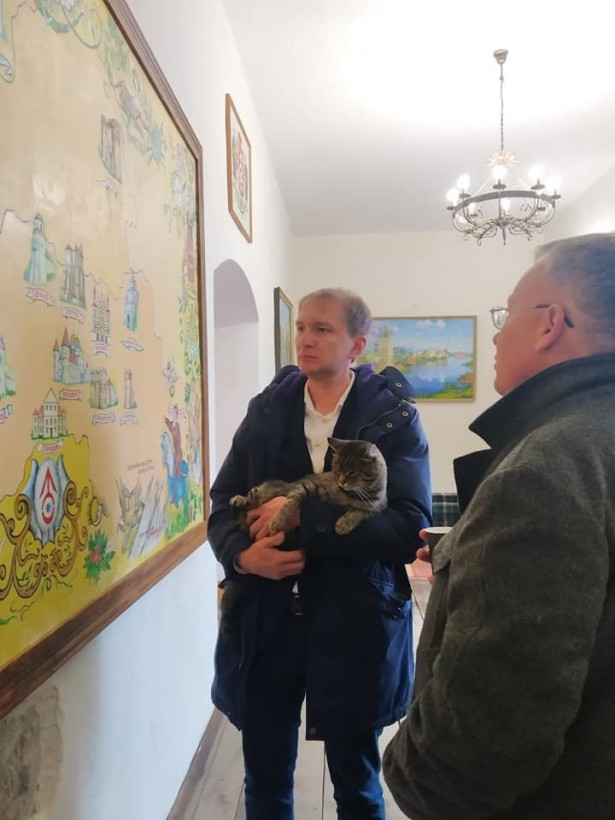 В Староконстантиновском замке туристов встречает пушистый Маркиз