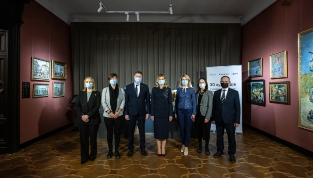 В трех львовских музеях по инициативе Елены Зеленской заработали украиноязычные аудиогиды