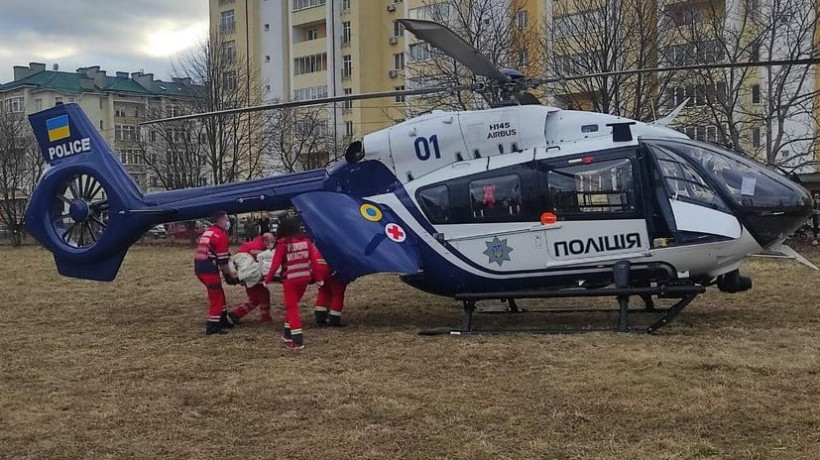 Травмированного на Закарпатье туриста-лыжника доставили в больницу Львова вертолетом