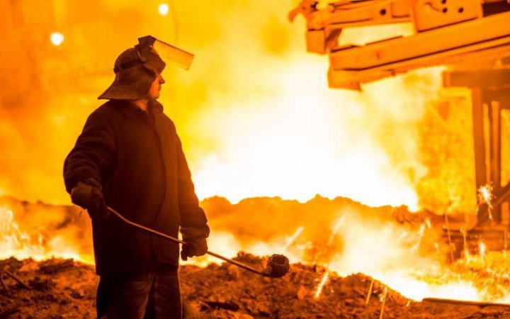 Виробництво чавуну і сталі в Україні скоротилося удвічі