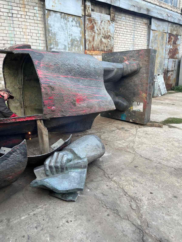 У Слов'янську нарешті продали пам'ятник Леніну (фото)