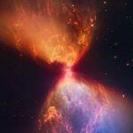 Телескоп James Webb обнаружил “горящие песочные часы” вокруг формирующейся звезды