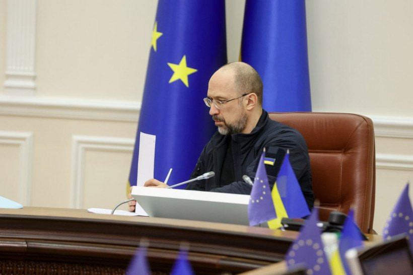 Життя на паузі: як українці та бізнес живуть без світла
