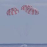 Космический корабль Orion вернулся на Землю после полета вокруг Луны