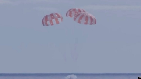 Космический корабль Orion вернулся на Землю после полета вокруг Луны