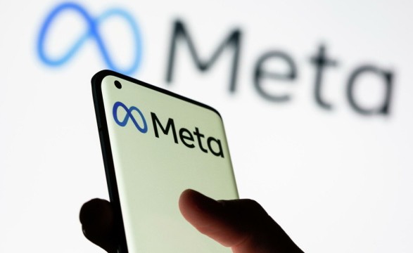 Компания Meta восстановит аккаунты Трампа в Facebook и Instagram
