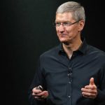 Директору Apple Тиму Куку сократили годовую зарплату более чем на 40%