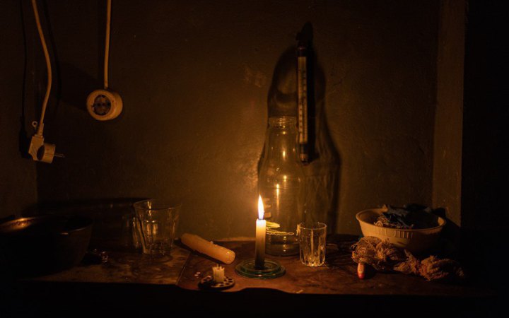 Через ворожі обстріли немає світла у частини споживачів у шести областях
