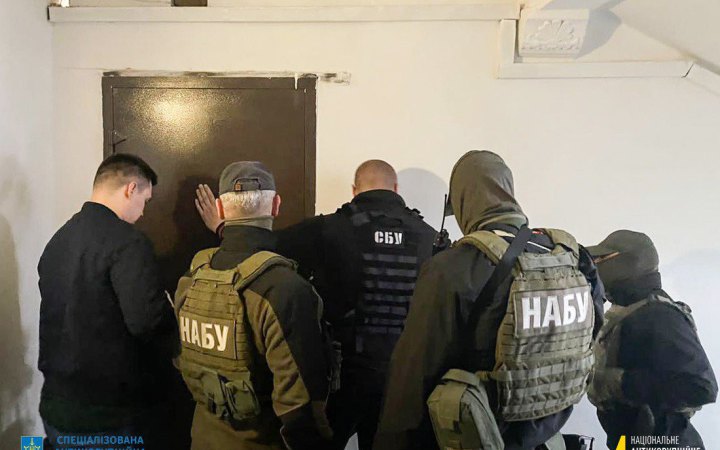 НАБУ повідомило трьом посадовцям держпідприємства Академії аграрних наук про підозру у махінаціях з добривами на 17 млн грн (фото)
