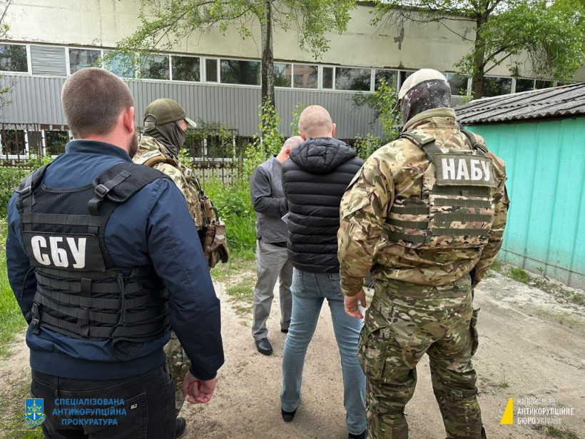 НАБУ повідомило трьом посадовцям держпідприємства Академії аграрних наук про підозру у махінаціях з добривами на 17 млн грн (фото)