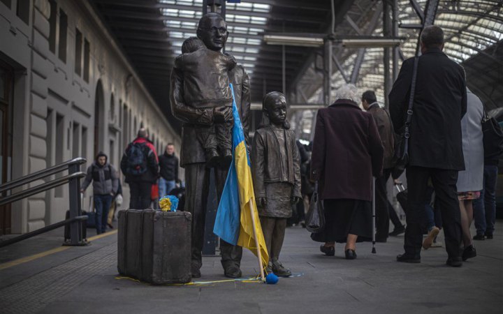 Українці, які перебувають за кордоном 45 днів, будуть позбавлені держвиплат