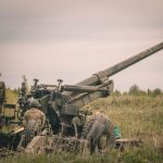 В Минобороны показали, как работает прицепная гаубица FH70