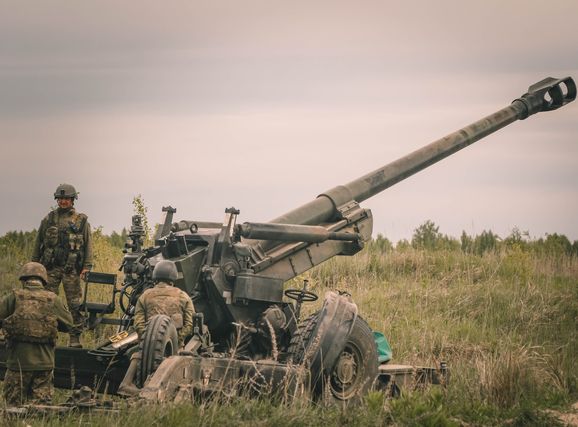 В Минобороны показали, как работает прицепная гаубица FH70