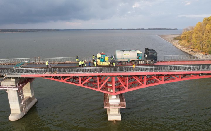 Агентство відновлення відбудовує міст через річку Сула, який важливий для звʼязку між північчю, центром та півднем України (фото)