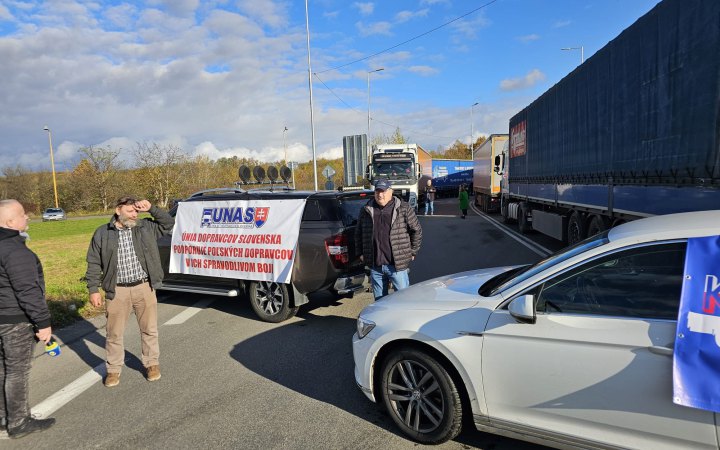 Словацькі перевізники заблокували рух вантажівок на кордоні з Україною. Держприкордонслужба розповіла, як усе відбувається