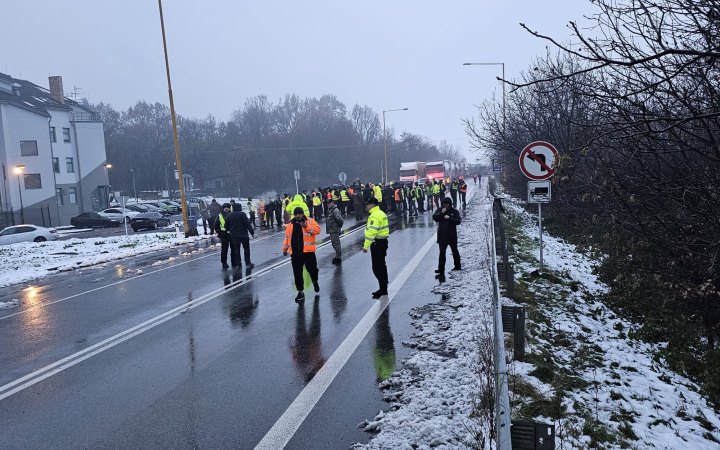 Майже тисяча вантажівок стоять у черзі через блокування кордону словацькими перевізниками