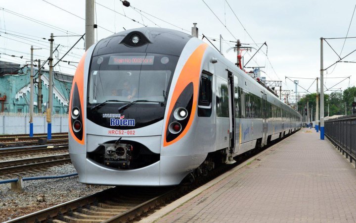 “Укрзалізниця” запустила продаж квитків на нові рейси потягів у напрямку Карпат на свята. Купуйте зручно на Tickets.ua