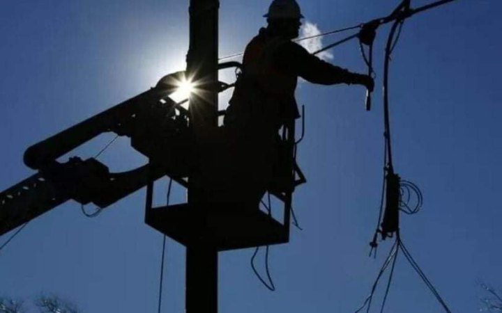 Укренерго ввело аварійні відключення світла у 12 областях і Києві