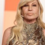 Донателла Версаче залишає посаду креативного директора Versace на тлі чуток про продаж бренду Prada
