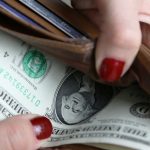 Долар на мінімумах, зарплата в Україні зросла на 23%: головне за середу