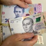 Куди вкласти гривні, щоб отримати прибуток: економіст дав пораду українцям