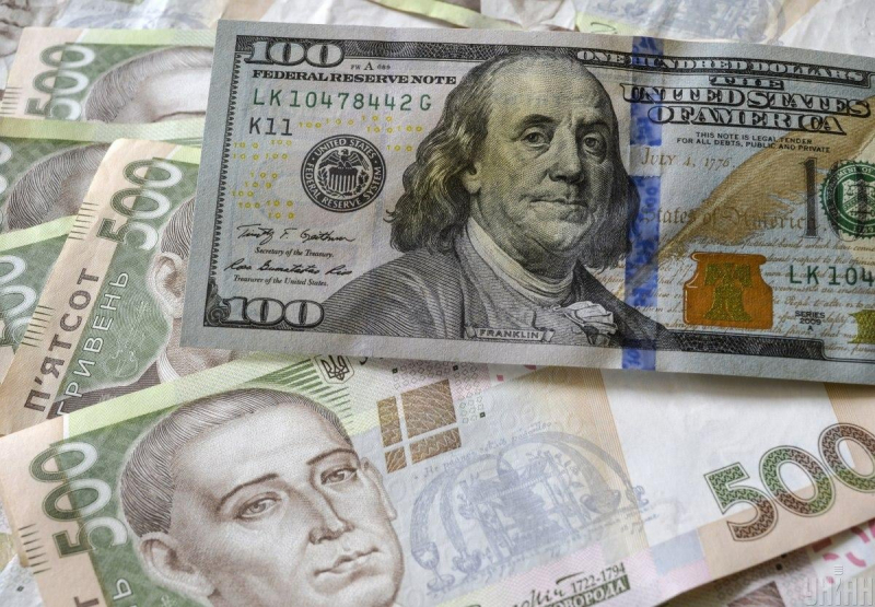 Купувати чи продавати долари зараз: експерти застерегли українців від помилки
