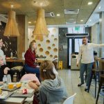 Легенда повертається: “МакДональдз” запускає сніданки у столиці (репортаж з кухні)