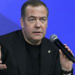 Медведєв цинічно порівняв переговори щодо України обіднім столом