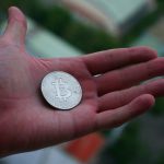 США втратили $17 млрд через продаж BTC, Coinbase запустить торги токенізованими паперами: що нового
