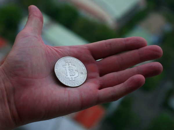 США втратили $17 млрд через продаж BTC, Coinbase запустить торги токенізованими паперами: що нового