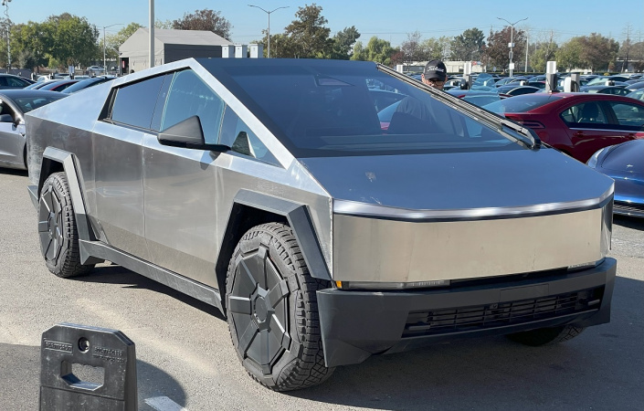 Tesla відкликає понад 46 тисяч Cybertruck через проблему з зовнішньою панеллю