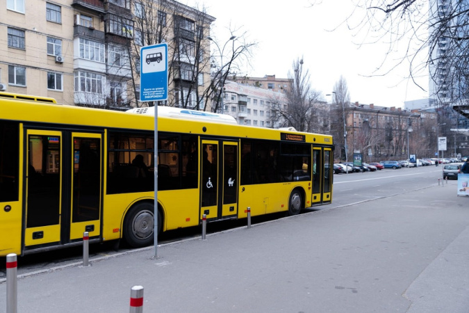 У Києві наземний громадський транспорт більше не зупинятиметься під час повітряних тривог