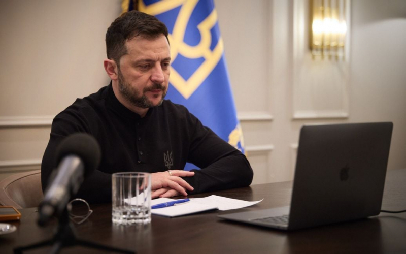 Зеленський поспілкувався з журналістами про розмову з Трампом та можливість повного припинення вогню