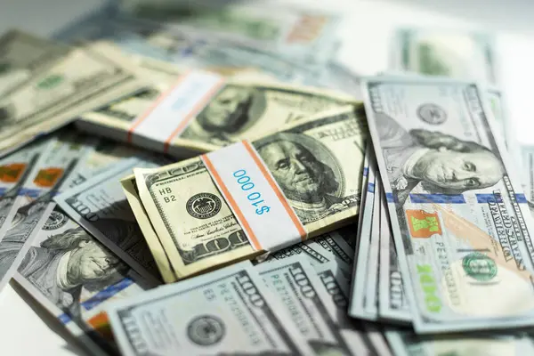 «Золота картка» замість візи: В США за один день було продано 1000 карток на $5 млрд