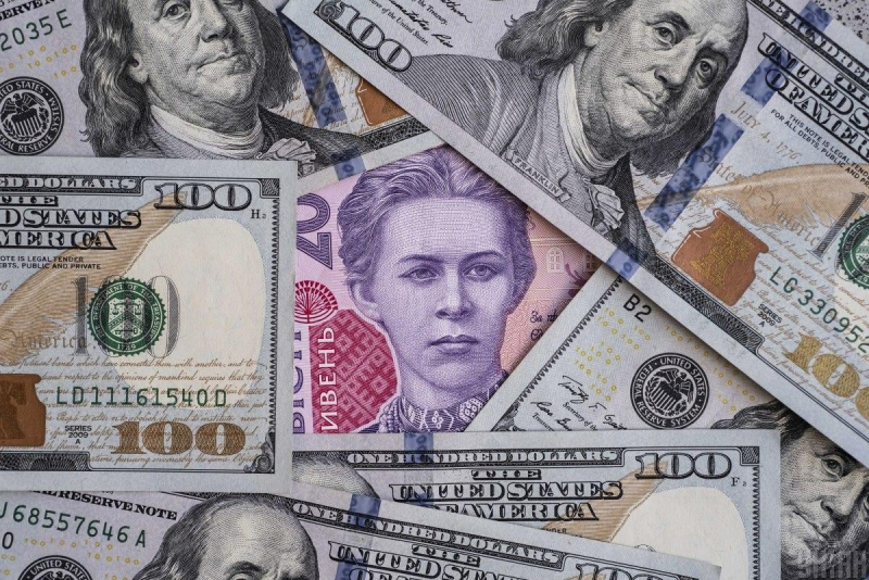 Долар і євро продовжують дешевшати: курс валют в Україні у середу