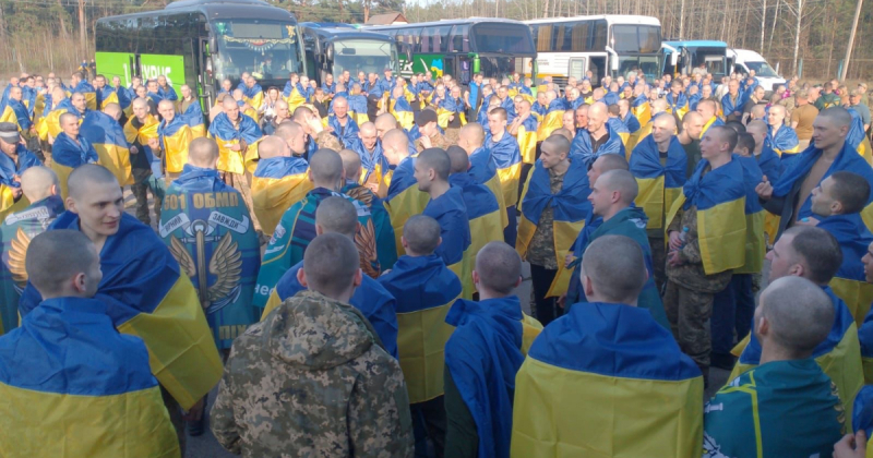 Росія та Україна обмінялися полоненими. Додому повернулися 277 захисників (фото, відео)
