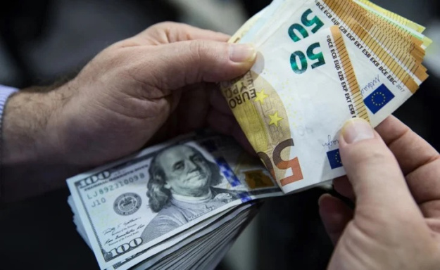 Курс валют на 24 квітня: долар в банках подорожчав на 20 копійок