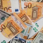 Курс валют на 30 квітня: долар в банках втратив 8 копійок, євро — 10 копійок