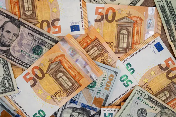 Курс валют на 30 квітня: долар в банках втратив 8 копійок, євро — 10 копійок