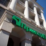 У “ПриватБанку” дешевшає валюта: актуальний курс долара і євро