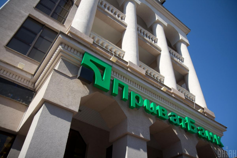 У “ПриватБанку” дешевшає валюта: актуальний курс долара і євро