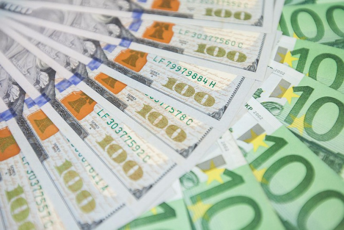 Українці в останні дні більше продають валюти, ніж купують — Нацбанк