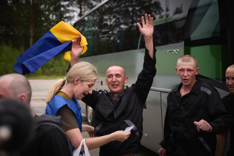 Третій обмін полоненими. Додому повернулися ще 303 українських захисників (фото, відео)