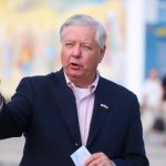«Закон про санкції почне рухатись наступного тижня». Сенатор Грем приїхав до Києва та залякував Росію. А ще зізнався в авторстві ідеї «угоди про надра» та пропонує бізнес на дронах. Ключове з його промови