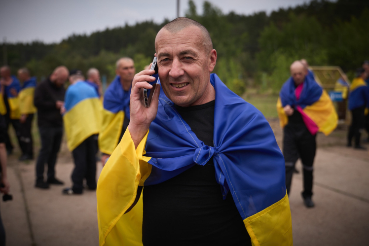 Третій обмін полоненими. Додому повернулися ще 303 українських захисників (фото, відео)