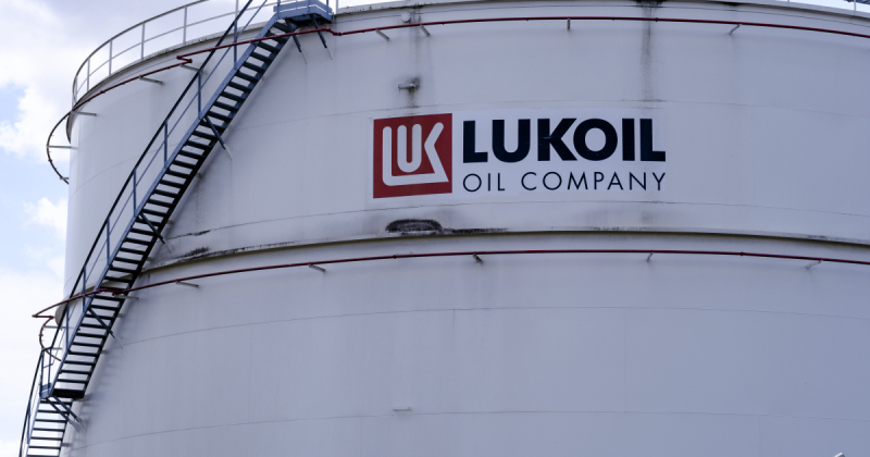 ЄС готує санкції проти «Сургутнефтегаза» і дубайської «дочки» «Лукойла». Bloomberg дізнався деталі 17-го пакета