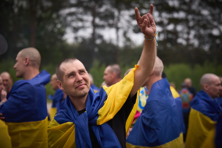 Третій обмін полоненими. Додому повернулися ще 303 українських захисників (фото, відео)