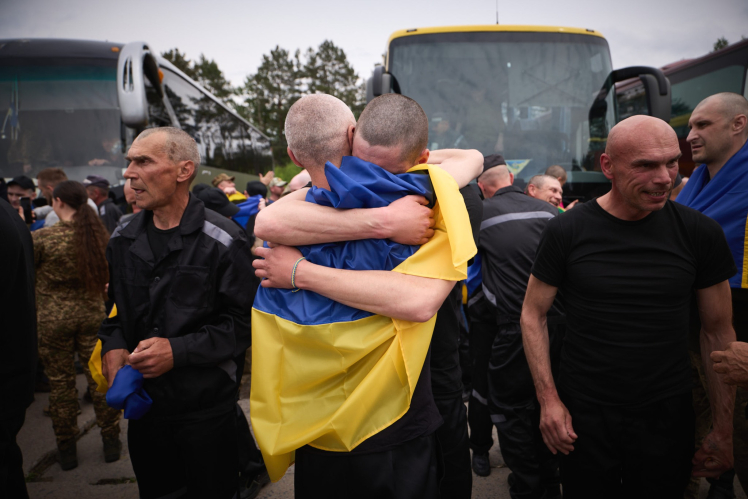 Третій обмін полоненими. Додому повернулися ще 303 українських захисників (фото, відео)